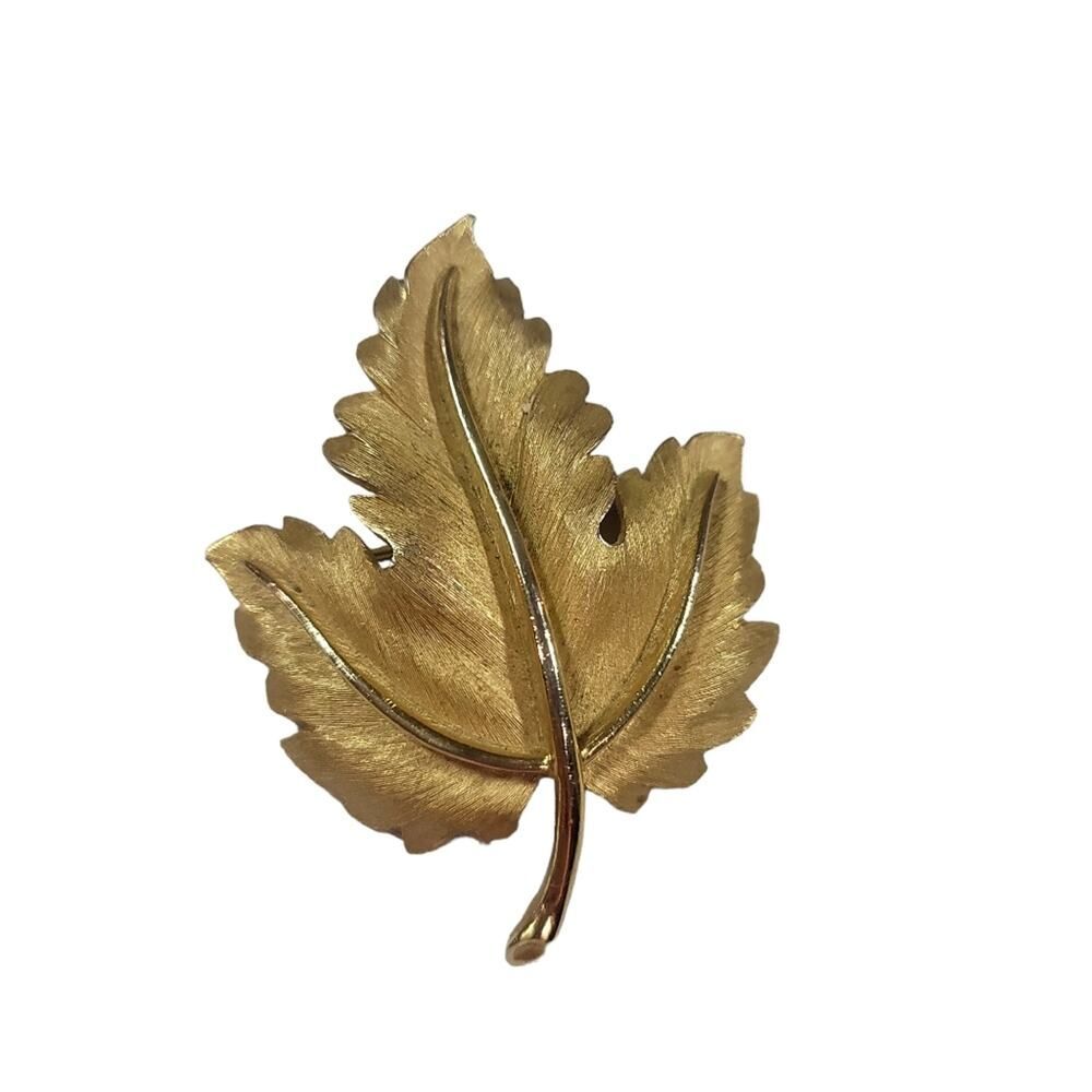 Vintage Trifari gold tone maple leaf pin brooch